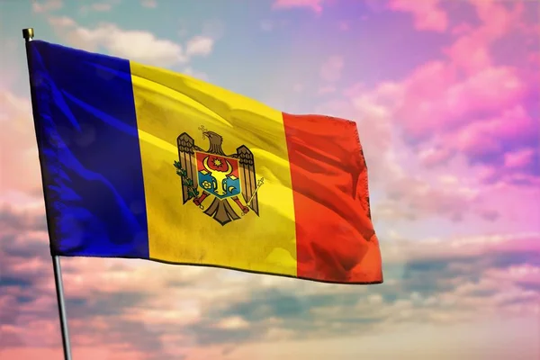 Fluttering Moldavië vlag op kleurrijke bewolkte hemel achtergrond. Welvaart concept. — Stockfoto