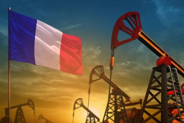 Fransa petrol endüstrisi kavramı. Endüstriyel illüstrasyon - Fransa bayrak ve petrol kuyuları mavi ve sarı günbatımı gökyüzü arka plan karşı - 3d illüstrasyon