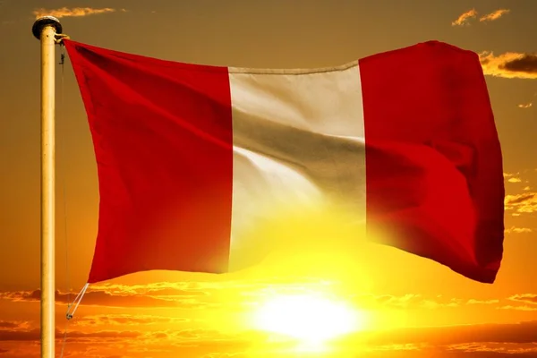 Peru-Flagge weben auf dem schönen orangen Sonnenuntergang mit Wolken Hintergrund — Stockfoto