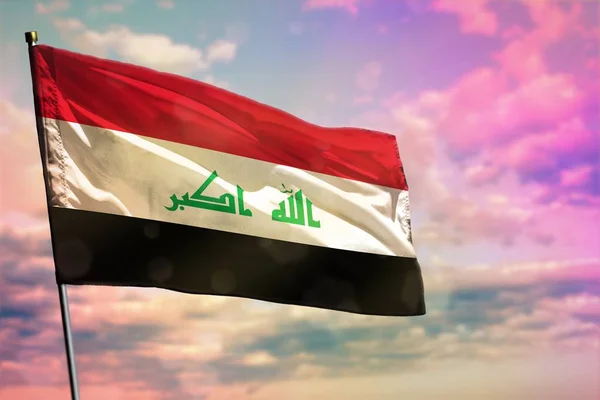 Fluttering Irak vlag op kleurrijke bewolkte hemel achtergrond. Welvaart concept. — Stockfoto