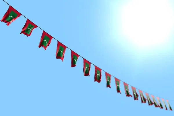 De nombreux drapeaux ou bannières des Maldives suspendus en diagonale sur une corde sur fond bleu ciel avec une mise au point douce - tout drapeau de vacances illustration 3D — Photo