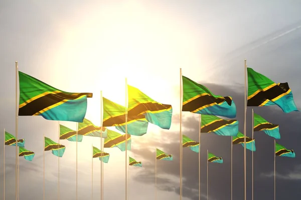 Mignon de nombreux drapeaux de Tanzanie dans une rangée sur le coucher du soleil avec un espace vide pour le contenu - n'importe quel drapeau de fête illustration 3D — Photo