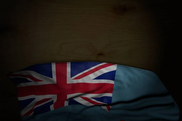 漂亮的深色斐济国旗插图与大褶皱在黑暗的木材与空的地方为您的内容 - 任何庆祝旗3D插图 — 图库照片