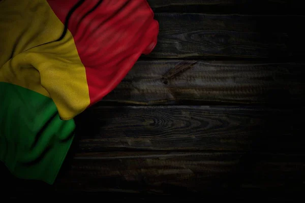 Jolie image sombre du drapeau du Mali avec de grands plis sur du vieux bois avec place vide pour le texte - toute illustration 3d drapeau de vacances — Photo