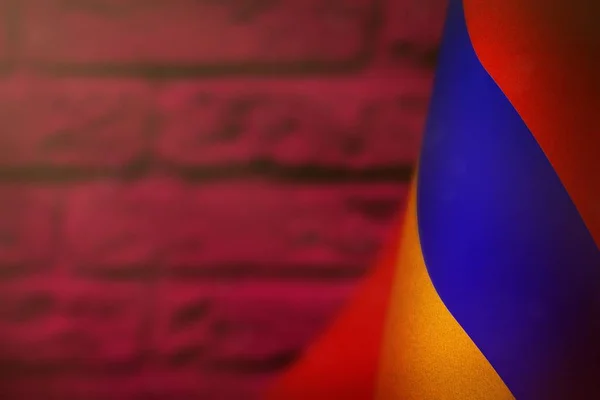 Drapeau de l'Arménie pour la fête des anciens combattants ou le jour commémoratif. Glory to the Armenia heroes of war concept on red floured painted brick wall background . — Photo