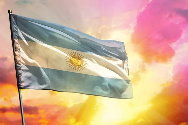 Fluttering σημαία της Αργεντινής για όμορφο πολύχρωμο ηλιοβασίλεμα ή την ανατολή του ηλίου φόντο. Έννοια επιτυχίας. — Φωτογραφία Αρχείου