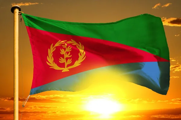 Eritrea vlag weven op de prachtige oranje zonsondergang met wolken achtergrond — Stockfoto