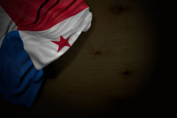 Ładny ciemny obraz flagi Panamy z dużymi fałdami na ciemnym drewnie z pustym miejscem na treść - każda flaga uroczystości 3d ilustracja — Zdjęcie stockowe