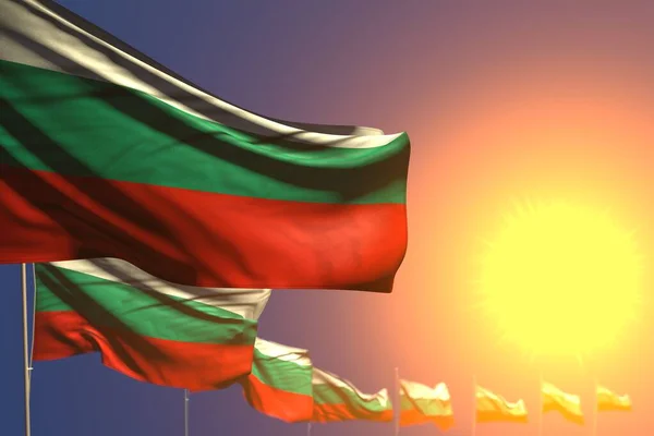 Beau beaucoup de drapeaux Bulgarie sur le coucher du soleil placé en diagonale avec bokeh et espace pour votre texte - tout drapeau de vacances illustration 3d — Photo