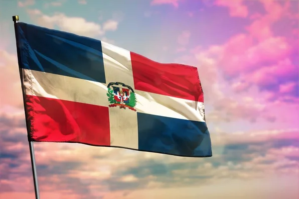 Bandera de República Dominicana ondeando sobre el colorido fondo nublado del cielo. Concepto de prosperidad . — Foto de Stock