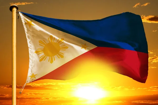 Drapeau des Philippines tissant sur le beau coucher de soleil orange avec fond de nuages — Photo