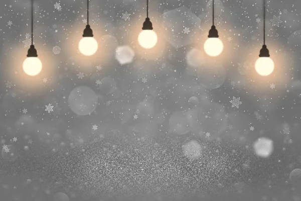 Schattig glanzend glitter lichten onscherpe bokeh abstracte achtergrond met gloeilampen en vallende sneeuw vlokken vliegen, feestelijke mockup textuur met lege ruimte voor uw inhoud — Stockfoto