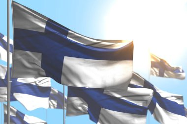 Finlandiya 'da birçok bayrak mavi gökyüzü görüntüsüne karşı seçici bir odak ile dalgalanıyor - herhangi bir bayrak 3d illüstrasyonu