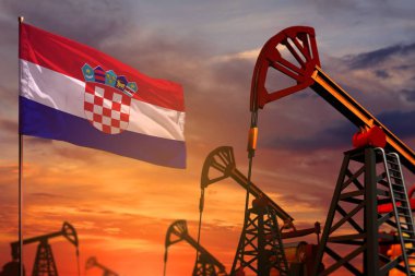 Hırvatistan petrol sanayii kavramı. Endüstriyel illüstri - Kırmızı ve mavi günbatımlı Hırvatistan bayrağı ve petrol kuyuları veya gündoğumu gökyüzü arka planı - 3d illüstrasyon