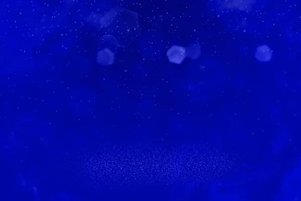 Сині чудові яскраві блискучі вогні розфокусовані боке абстрактний фон і падаючі снігові пластівці літають, чарівна макетна текстура з порожнім простором для вашого вмісту — стокове фото