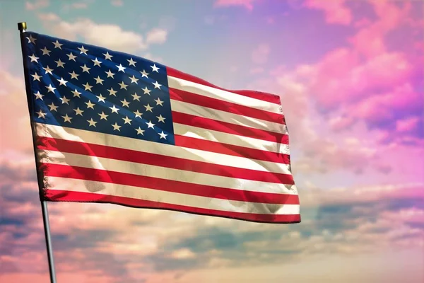 Wisząca flaga USA na kolorowym tle zachmurzonego nieba. Koncepcja dobrobytu. — Zdjęcie stockowe