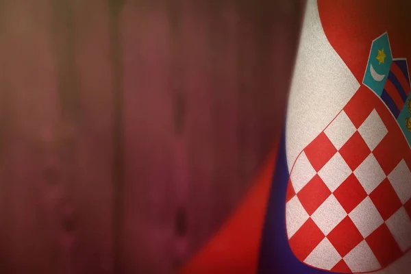 Bandera de Croacia por el honor del día de los veteranos o el día conmemorativo. Gloria a los héroes croatas del concepto de guerra sobre fondo de pared de madera natural borrosa . —  Fotos de Stock
