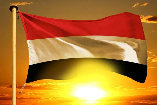 Yemen-Flagge webt auf dem schönen orangen Sonnenuntergang mit Wolken Hintergrund — Stockfoto