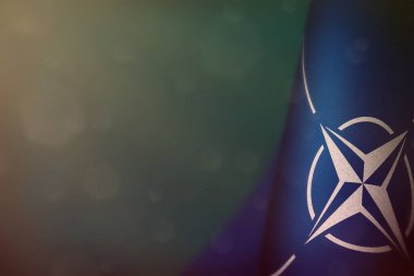 NATO bayrağını gaziler günü veya anma gününde açık mavi kadife arka planda asacak. NATO savaş kahramanlarının zaferi..