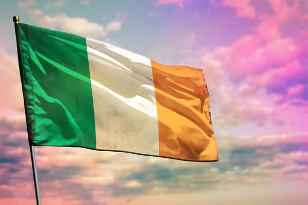 在多彩的云天背景上飘扬着爱尔兰国旗 爱尔兰繁荣的概念 — 图库照片