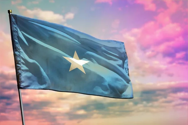 Vlající Somálská Vlajka Barevném Zamračeném Pozadí Oblohy Somálsko Prosperující Koncept — Stock fotografie