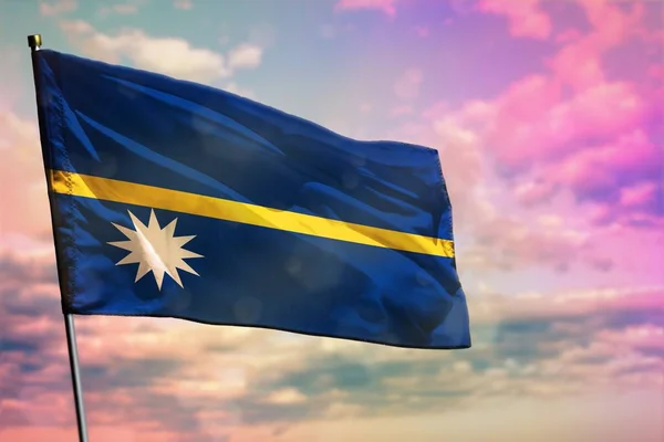 Φτερουγίζει Σημαία Ναούρου Πολύχρωμο Θολό Φόντο Του Ουρανού Έννοια Ευημερίας — Φωτογραφία Αρχείου