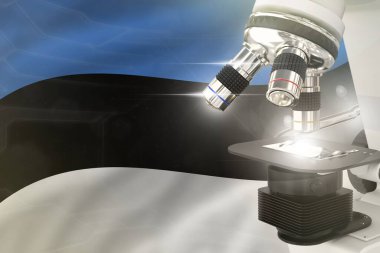 Estonya Bilim Geliştirme Konsepti - bayraklar üzerinde mikroskop. Nesnenin kimya veya mikrobiyoloji alanındaki araştırması