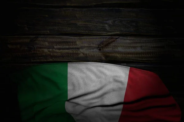 コンテンツのための空のスペースを持つ古い木の上に大きな折り目を持つイタリアの旗のかなり暗い写真 任意のごちそうフラグ3Dイラスト — ストック写真