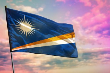 Renkli bulutlu arka planda dalgalanan Marshall Adaları bayrağı. Marshall Adaları refah konsepti.