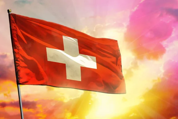아름다운 일몰이나 광경을 배경으로 굽이치는 스위스 의기를 수있다 스위스의 — 스톡 사진