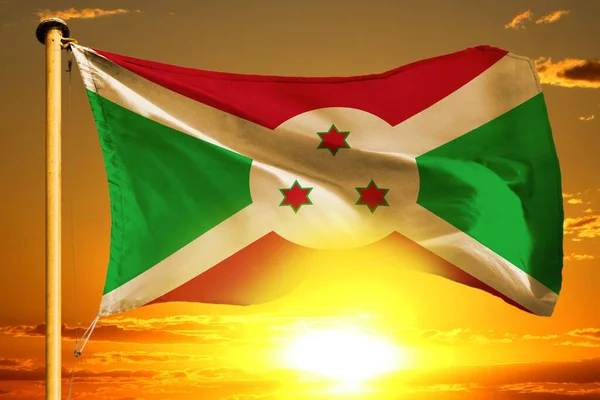 Μπουρούντι Σημαία Ύφανση Στο Όμορφο Φόντο Πορτοκαλί Ηλιοβασίλεμα — Φωτογραφία Αρχείου