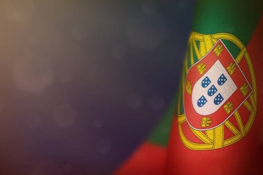 Portekiz bayrağı, gaziler günü ya da mavi kadife arka planda anma günü onuruna asılıyor. Portekiz savaş kahramanlarının zaferi..