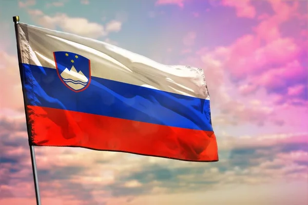Vlající Vlajka Slovinska Barevném Oblačném Pozadí Oblohy Slovinsko Prosperující Koncept — Stock fotografie