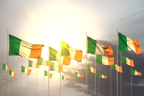 Όμορφη Πολλές Σημαίες Της Ιρλανδίας Στη Σειρά Για Ηλιοβασίλεμα Κενό — Φωτογραφία Αρχείου
