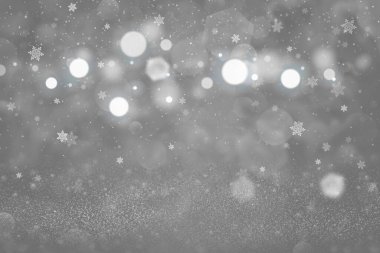 Düşen kar taneleri ile fevkalade parlak arka plan ışıltısı. Odaklanamayan bokeh sineği - içeriğiniz için boş boşluğu olan tatil modeli dokusu.