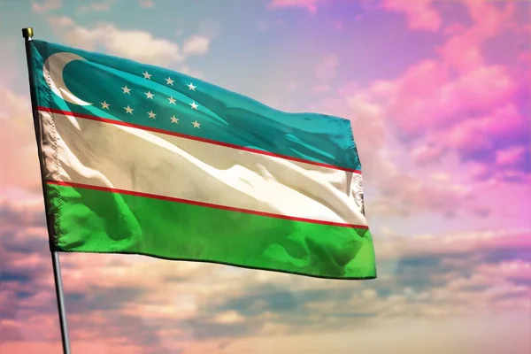 在多彩的云天背景上飘扬着乌兹别克斯坦国旗 乌兹别克斯坦繁荣的概念 — 图库照片
