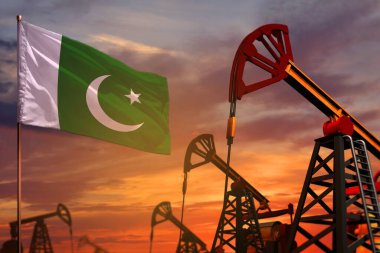 Pakistan petrol endüstrisi konsepti, endüstriyel illüstrasyon. Pakistan bayrağı ve petrol kuyuları ve kırmızı ve mavi gün batımı veya gündoğumu gökyüzü arkaplanı - 3 boyutlu illüstrasyon