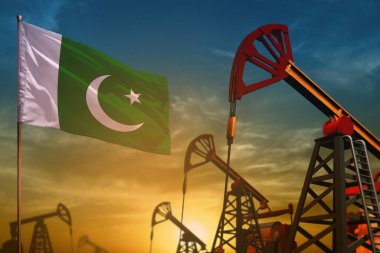 Pakistan petrol endüstrisi konsepti, endüstriyel illüstrasyon. Mavi ve sarı günbatımı arka planında dalgalanan Pakistan bayrağı ve petrol kuyuları - 3 boyutlu illüstrasyon