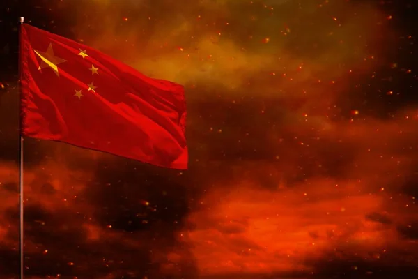飘扬的中国国旗与空白的空间模拟您的数据红色的天空与烟柱的背景 中国问题概念 — 图库照片