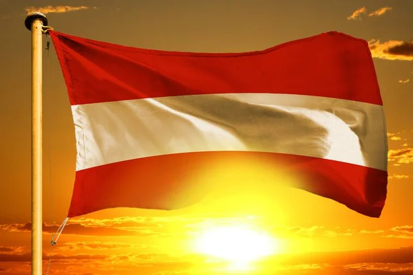 Österreich Flagge Webt Auf Dem Wunderschönen Orangefarbenen Hintergrund Des Sonnenuntergangs — Stockfoto