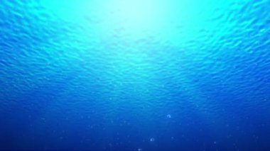 Su altında soyut mavi deniz veya okyanus arka planında aşağıdan yükselen sevimli kabarcıklar ve güneş ışınları - 4K UHD 60 FPS 3D animasyon