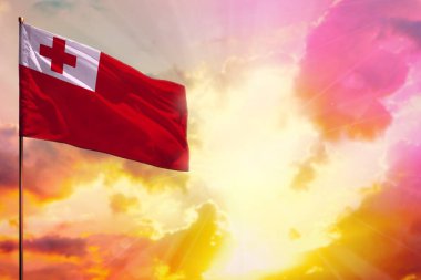 Sol üst köşede dalgalanan Tonga bayrağı güzel renkli günbatımı ya da gündoğumu arkaplanı hakkında bilgi almak için yer ile birlikte..