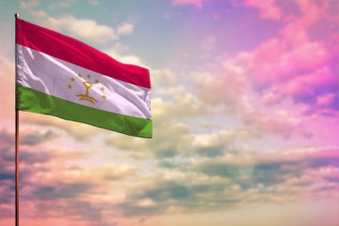 Dalgalanan Tacikistan bayrağı renkli bulutlu arkaplan üzerine yazdığınız metin için yer.