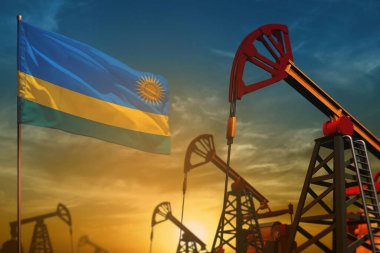 Ruanda petrol endüstrisi konsepti, endüstriyel illüstrasyon. Mavi ve sarı günbatımı arka planında dalgalanan Ruanda bayrağı ve petrol kuyuları - 3 boyutlu resim