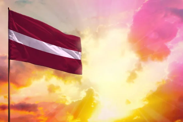 구석에 살랑살랑 라트비아 국기에는 아름다운 일몰이나 광경에 정보를 수있는 장소가 — 스톡 사진