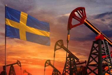 İsveç petrol endüstrisi konsepti, endüstriyel illüstrasyon. İsveç bayrağı ve petrol kuyuları ve kırmızı ve mavi gün batımı veya gündoğumu gökyüzü arkaplanı - 3D illüstrasyon