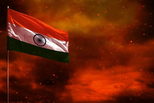 煙柱の背景と深紅の赤い空にあなたのデータのための空白のスペースでインドの旗のモックアップをなびかせます インド問題の概念 — ストック写真