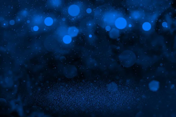 蓝色的 美丽的 闪耀的 抽象的背景闪烁着雪花飘扬的背景灯 飘扬着脱光的雪花 节庆的造型质感 空旷的空间让你心满意足 — 图库照片