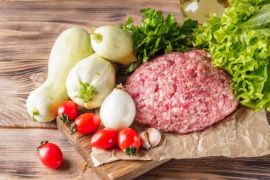 Mixe kıyma kıyılmış et ve domuz Set Kebap sosis ızgara biftek pişirme üzerinde kızarmış için ateş gıda sebze kiraz domates yaprak marul maydanoz genç kabak sarımsak ve zeytin yağı.