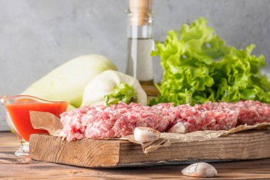 Mixe yere et pirzola, biftek kıyılmış ve Kebap sosis ızgara biftek yemek için domuz Set ateşe gıda sebze kiraz domates yaprak marul maydanoz genç kabak sarımsak zeytin yağı kızarmış..